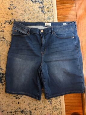 Nicole Miller Soho Midwash Blue Denim Bermuda Shorts